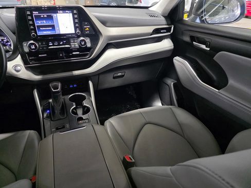 Used 2022 Toyota Highlander XLE FWD image 18