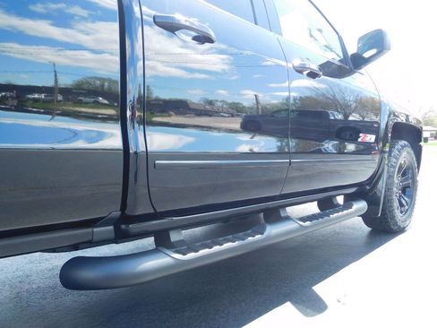 Used 2018 Chevrolet Silverado 1500 LT w/ Midnight Edition AWD/4WD image 11