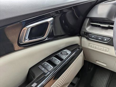 Used 2024 Kia Carnival EX image 13