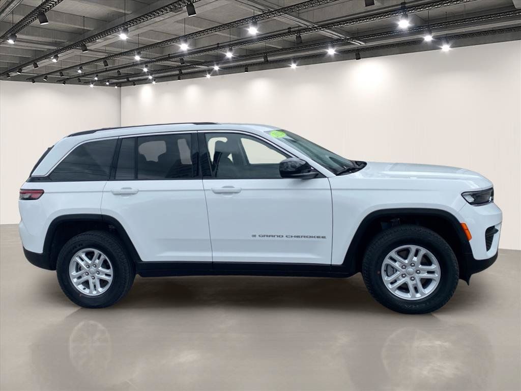 Used 2023 Jeep Grand Cherokee Laredo AWD/4WD image 8