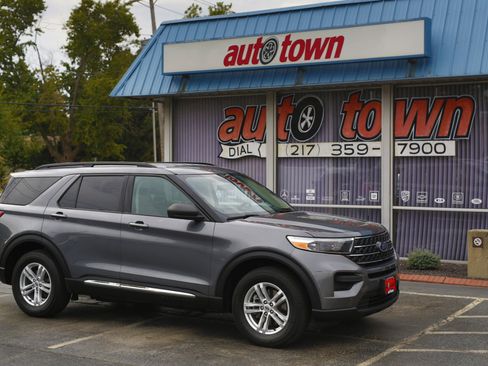 Used 2021 Ford Explorer XLT image 3