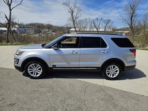 Used 2017 Ford Explorer XLT FWD image 4
