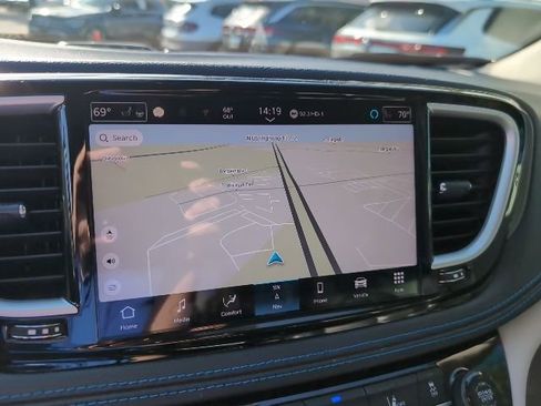 Used 2021 Chrysler Pacifica Touring-L w/ Uconnect Theater Family Group image 16