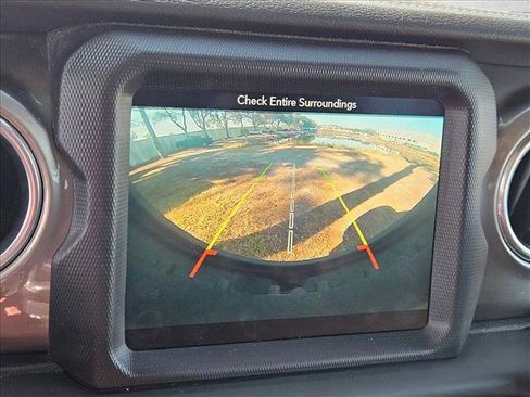 Used 2018 Jeep Wrangler Unlimited Sahara image 11