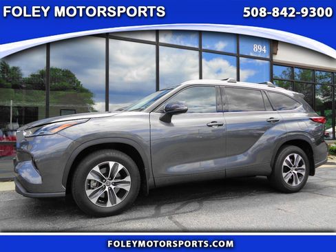 Used 2022 Toyota Highlander XLE AWD/4WD image 1
