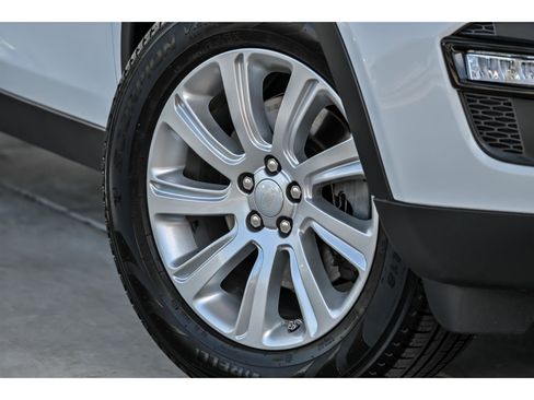 Used 2019 Land Rover Discovery Sport SE AWD/4WD image 3