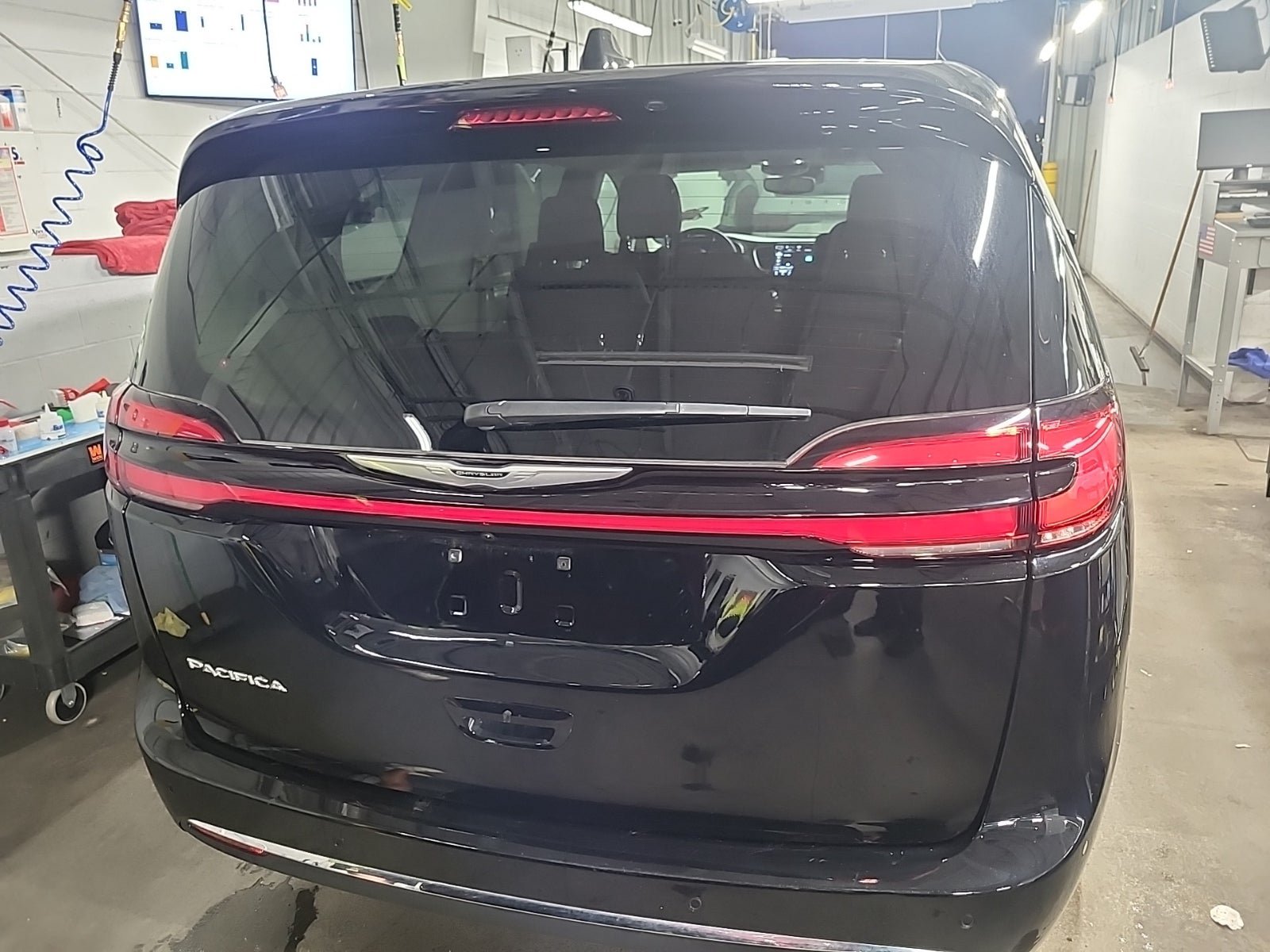 Used 2024 Chrysler Pacifica Touring-L w/ Uconnect Theater Family Group FWD image 5