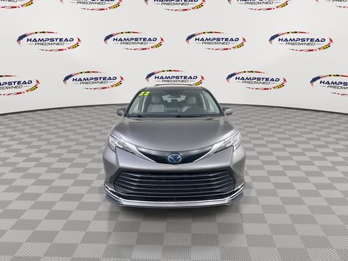 Used 2022 Toyota Sienna XLE FWD image 3