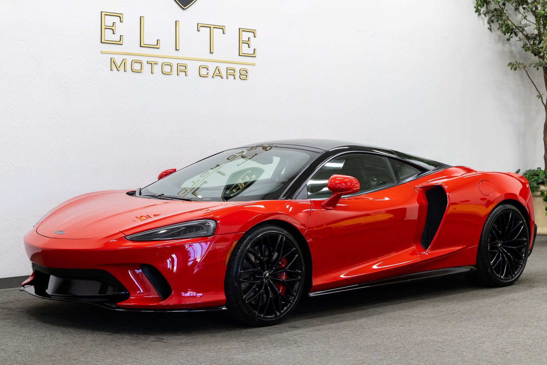 Used 2021 McLaren GT RWD image 1