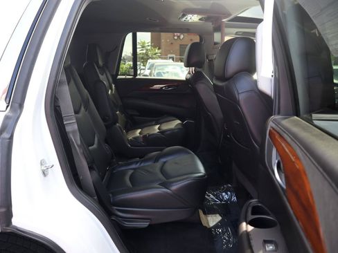 Used 2016 Cadillac Escalade Luxury AWD/4WD image 13