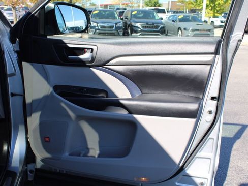 Used 2017 Toyota Highlander Limited Platinum image 22