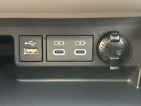 Used 2025 Toyota Highlander XLE image 32