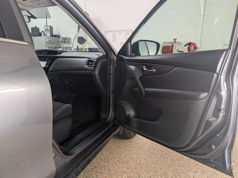 Used 2017 Nissan Rogue SV AWD/4WD image 21