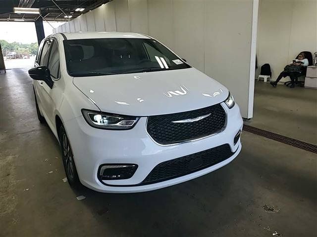 Used 2025 Chrysler Pacifica Select FWD image 2