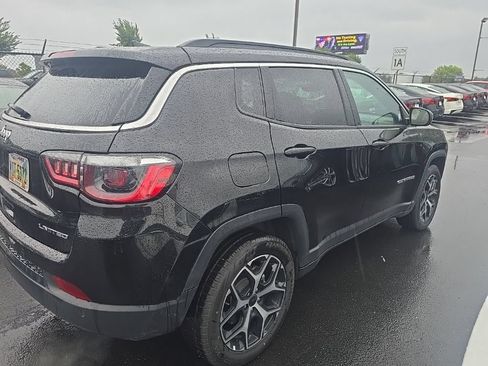 Used 2025 Jeep Compass Limited AWD/4WD image 3