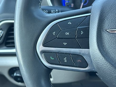 Used 2023 Chrysler Pacifica Touring-L FWD image 34