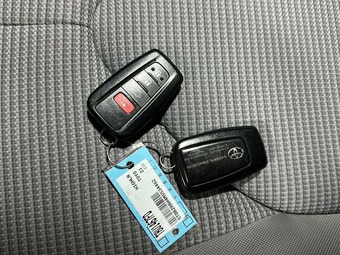 Used 2021 Toyota Highlander LE AWD/4WD image 29