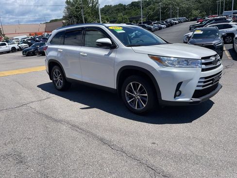 Used 2019 Toyota Highlander XLE AWD/4WD image 6
