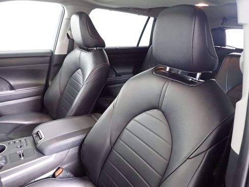 Used 2023 Toyota Highlander XLE AWD/4WD image 21