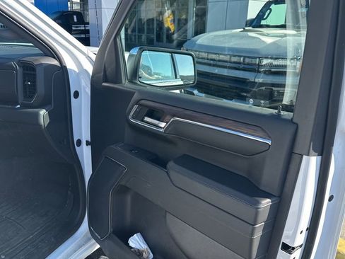 Used 2024 GMC Sierra 1500 SLT image 3
