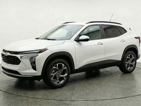 Used 2025 Chevrolet Trax LT w/ LT Convenience Package image 3