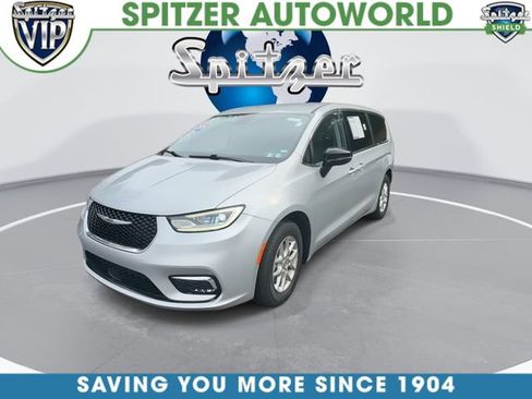 Used 2024 Chrysler Pacifica Touring-L FWD image 5