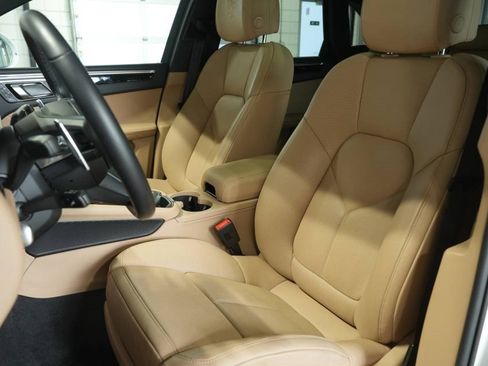 Used 2025 Porsche Macan image 5