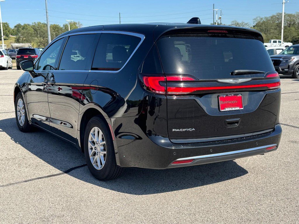 Used 2025 Chrysler Pacifica Select FWD image 8