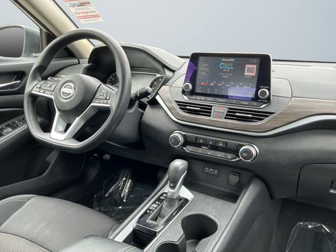 Used 2025 Nissan Altima 2.5 SV FWD image 14