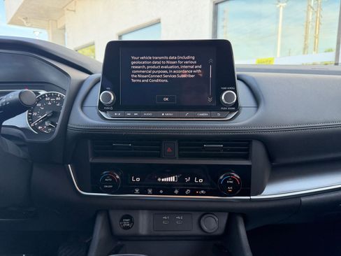 Used 2025 Nissan Rogue SV FWD image 17