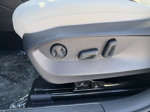 New 2026 Volkswagen Taos SE image 11