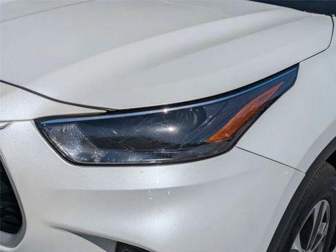 Used 2022 Toyota Highlander XLE AWD/4WD image 13