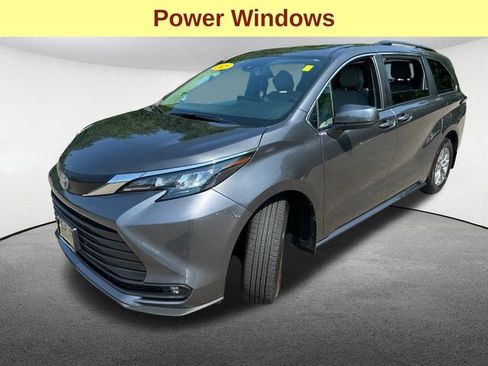 Used 2025 Toyota Sienna XLE w/ XLE Plus Package AWD/4WD image 5