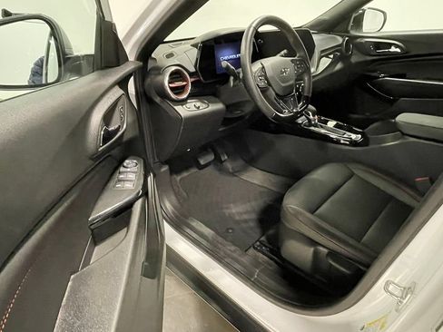 Used 2025 Chevrolet Trax RS FWD image 19