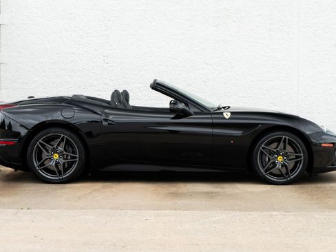 Used 2018 Ferrari California T RWD image 3
