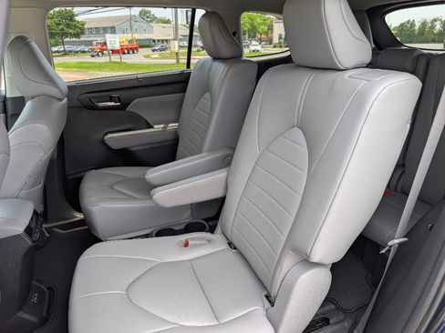 Used 2023 Toyota Highlander XLE AWD/4WD image 18