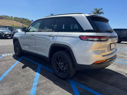 Certified 2025 Jeep Grand Cherokee Altitude image 3