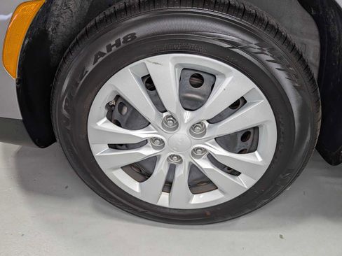 Certified 2023 Kia Soul LX image 3