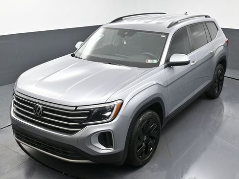 Used 2024 Volkswagen Atlas SE w/ Black Wheel Package image 43