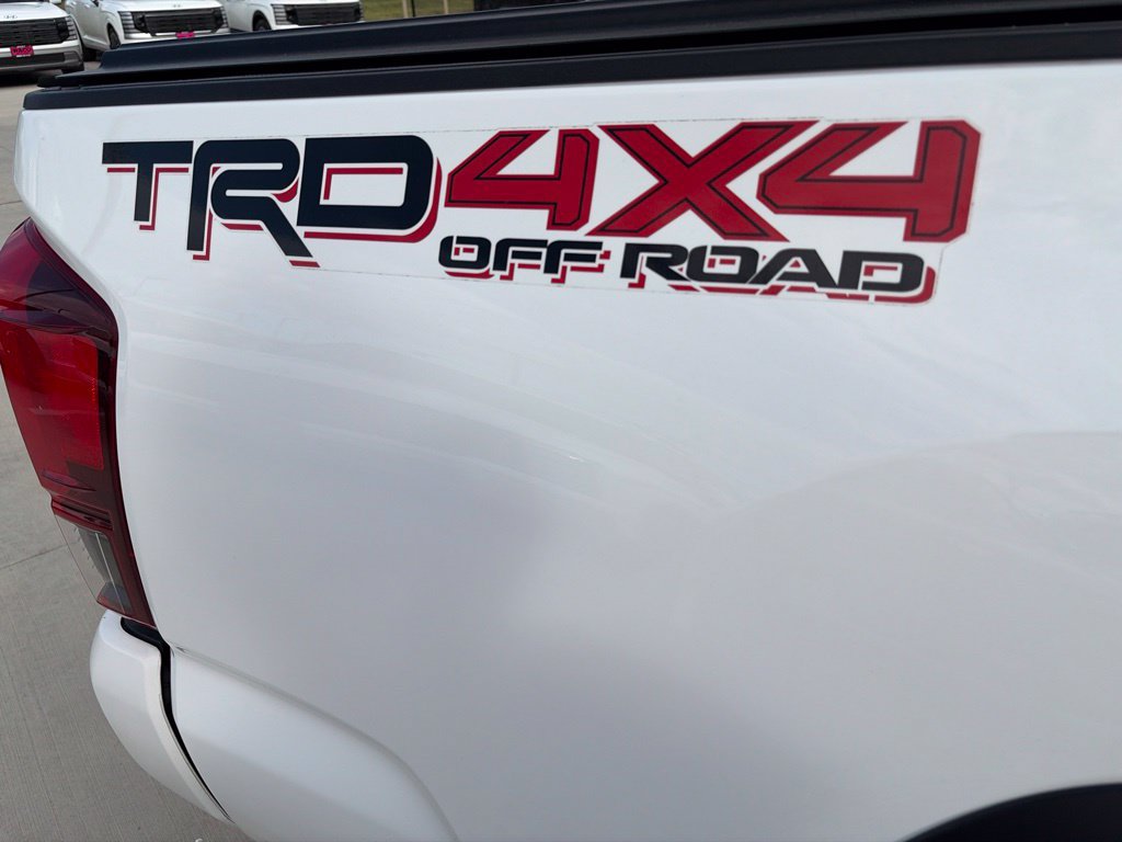 Used 2021 Toyota Tacoma TRD Off-Road w/ Technology Package AWD/4WD image 18