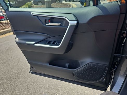 Used 2021 Toyota RAV4 XLE w/ Convenience Package image 28