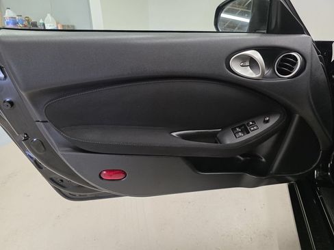 Used 2017 Nissan 370Z Coupe RWD image 18
