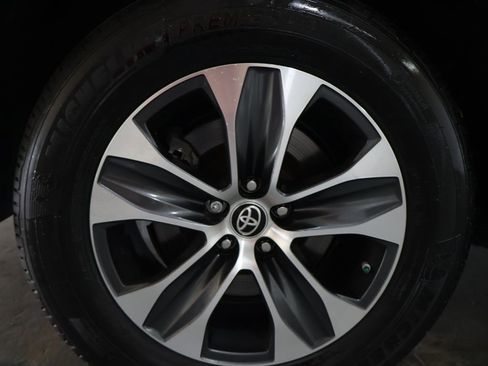 Used 2021 Toyota Highlander XLE image 31