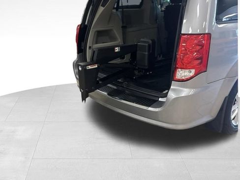 Used 2015 Dodge Grand Caravan SXT w/ UConnect Hands-Free Group FWD image 27