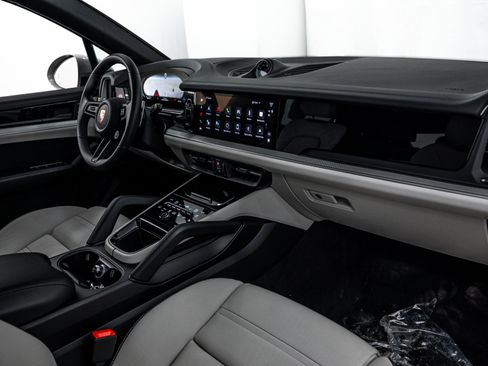 Certified 2025 Porsche Cayenne S AWD/4WD image 17
