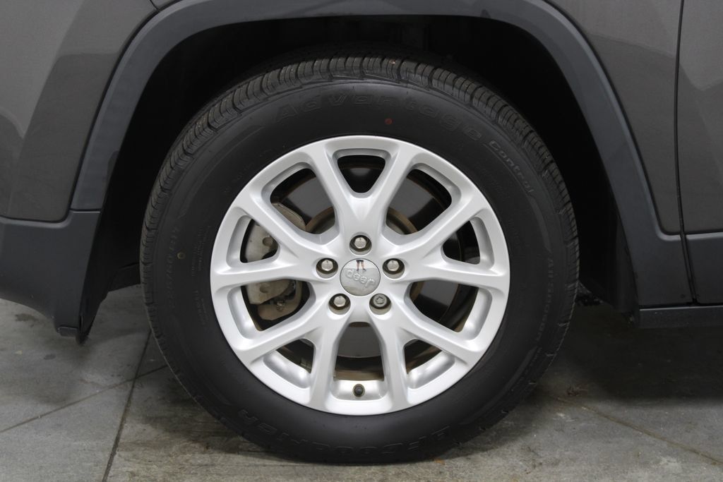 Used 2018 Jeep Cherokee Latitude Plus FWD image 18