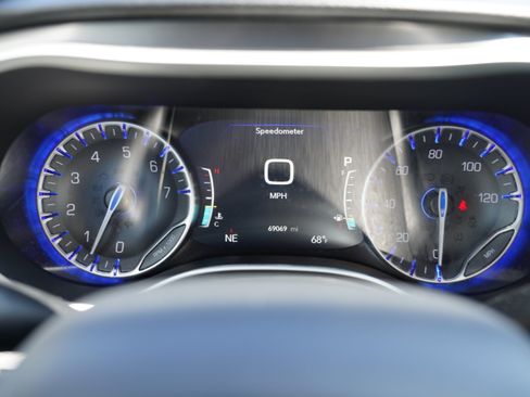Used 2024 Chrysler Pacifica Touring-L FWD image 22