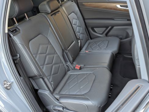 Used 2025 Volkswagen Atlas SE w/ Panoramic Sunroof Package image 23