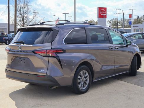 Used 2022 Toyota Sienna XLE image 21