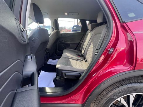 Used 2022 Ford Escape SE w/ SE Sport Appearance Package image 25